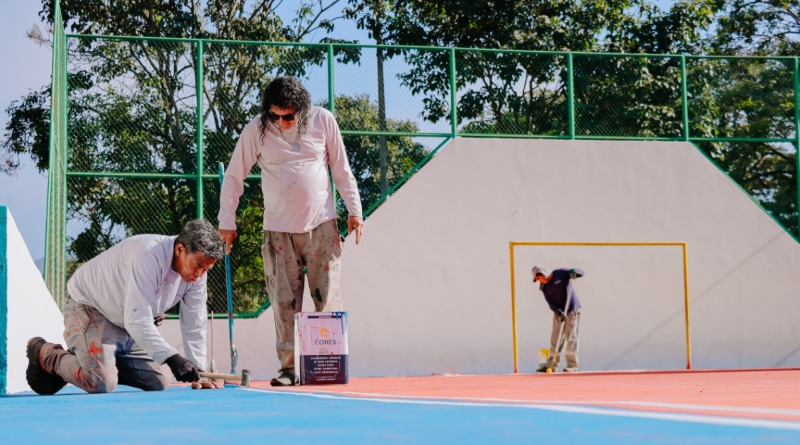 Quadra esportiva do Jardim Canedo I passa por revitalização com nova pintura e melhorias na estrutura